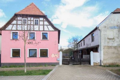 Mehrfamilienhaus mit Ausbaumöglichkeit auf 3 WE und Nebengebäude zentral in Kolitzheim