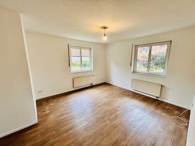 Helle 2-Zimmer-Souterrainwohnung in Hanglage mit separatem Eingang und Stellplatz