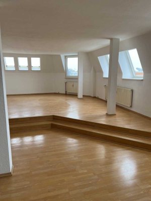 Geräumige, helle Wohnung in einem Ärztehaus mit Personenaufzug zu verkaufen