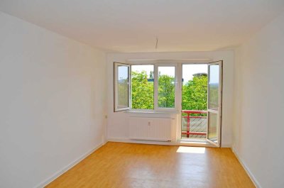 sanierte 4-Raum-Wohnung mit Balkon! Bezug ab 01.09.25 möglich!