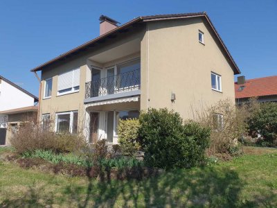 Sind Sie auf der Suche nach einer weitläufigen Immobilie mit einem großzügigen Grundstück in einer b
