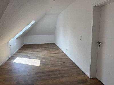 Schöne und vollständig renovierte 4-Raum-DG-Wohnung mit gehobener Innenausstattung in Diepholz
