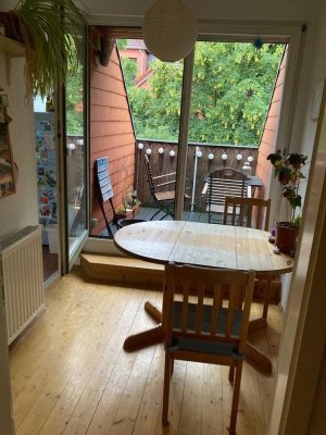 2 Zimmer Wohnung in saniertem Altbau mit Balkon in guter Lage