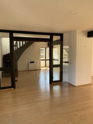 Charmantes Haus im Haus - 4-Zimmerwohnung mit großem Balkon in 2-Parteien-Wohnhaus