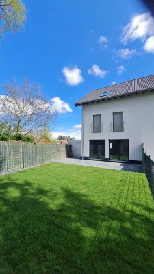Breinig: Attraktive DHH (A+) im Erstbezug mit geh. Ausstattung, 5 Zimmer, 2. Bad, Südlage, Garage