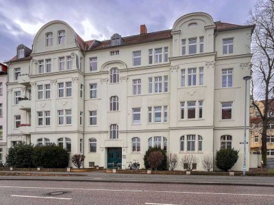 Eindrucksvolle 3-Raum-Altbauwohnung mit Balkon, Einbauküche und Blick auf den Dom