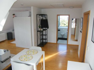 Hochwertiges Dachappartement Bj.98, 1ZKB + Dachspitz, 38 m², Parkett, EBK, ruhige Lage, zum 01.11.