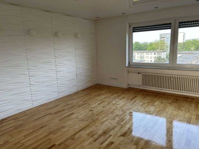In Koblenz: Gepflegte Wohnung mit vier Zimmern, Balkon und Tiefgarage