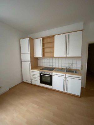 helle und geräumige 2-Raum-Wohnung mitten im Zentrum mit Küchenzeile