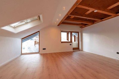 CHARMANT. MODERN. PROVISIONSFREI. Stilvolle Dachgeschosswohnung mit Westbalkon + Garage in Sulzberg
