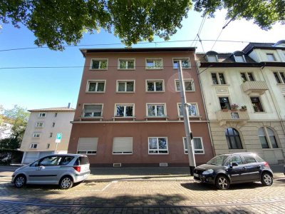Im Herzen Neuostheims: Geschmackvolle Wohnung mit eineinhalb Zimmern mit Altbaucharme