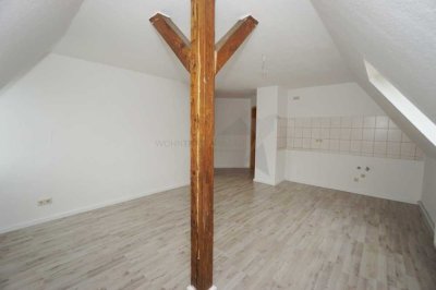 Attraktive Dachgeschosswohnung mit Sichtbalken, Wohnküche und großem Bad