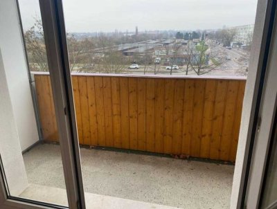 Balkon und Einbauküche - 4-Zimmer-Wohnung - Nördliche Neustadt
