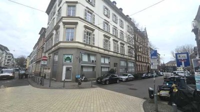 Helle,gepflegte Altbauwohnung mit 4 Zimmer mit Einbauküche und Balkon in Wiesbaden-City ;