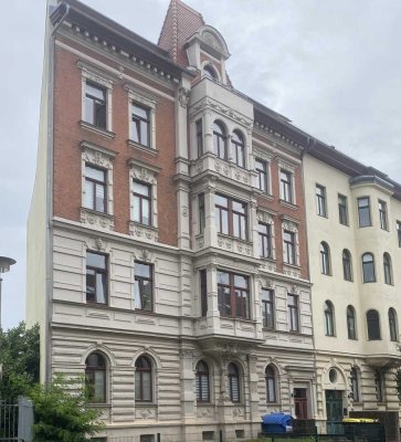 Attraktive 2 Zimmer Altbau-DG-Wohnung mit kleinem Balkon zu vermieten