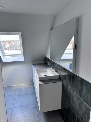 Helle 2-Zimmer DG.Wohnung 90 qm.