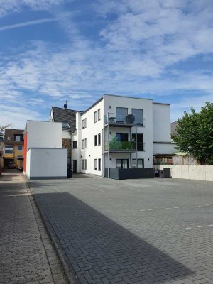 Neuwertige 3 - Raum-Wohnung mit Balkon, Einbauküche und Stellplatz in Sankt Sebastian