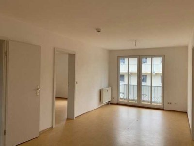 Helle 4 Zimmer-Wohnung mit Balkon!