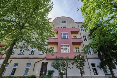 Solide Wohnlage - Altbauwohnung in Tempelhof mit Balkon