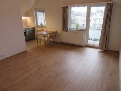 Schöne 2-Zimmer-Dachgeschosswohnung mit Einbauküche und Balkon in Düsseldorf-Knittkuhl