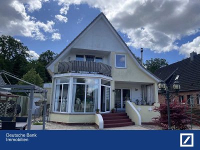 Ein- oder Zweifamilienhaus mit traumhaftem Garten