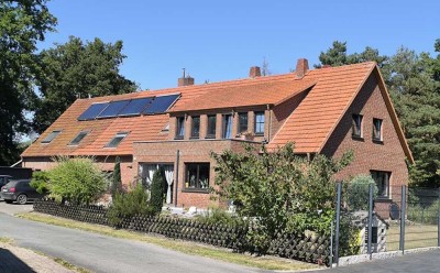 Idyllisches Zweifamilienhaus mit Einliegerwohnung, Gartenhaus, Teich und eigenem Waldstück