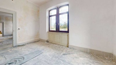 Alter Bahnhof mit Blick auf die Haardt | Gegenüber Kurpfalz Carré & Ärztehaus  | Sanierungspotential