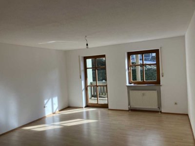Sonnige 1-Zimmer-Wohnung mit Balkon und EBK in guter Lage in Deggendorf