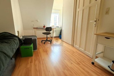 KLEINES NEST ÜBER DEN DÄCHERN VON ALTONA