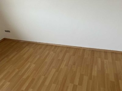 Vor dem Uniklinkum Homburg, Erstbezug nach Sanierung