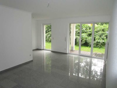 Frisch renovierte helle & moderne 2,5-Zimmer-Wohnung mit Terrasse und offener Küche