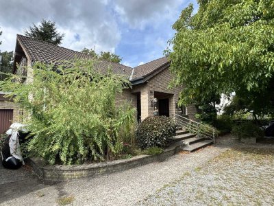 Viel Platz für Familie & Investoren: Zweifamilienhaus mit Garten und 3 Garagen