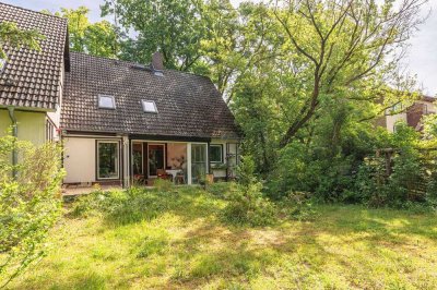 Familienidyll in Bestlage Krumme Lanke – Charmante Doppelhaushälfte mit großem Garten und Potential