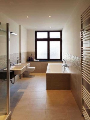 Stilvolle 4-Zimmer-Wohnung mit Badewanne, Dusche und Süd-Balkon in denkmalgeschütztem Altbau