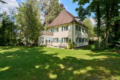 Bestlage Pullach - direkt am Park. Herrschaftliches Grundstück mit Kaffeemühlenhaus & Doppelgarage.