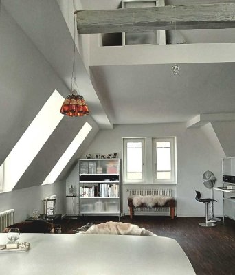 Charme trifft Design: Stilvolle Dachgeschosswohnung in Toplage Stuttgart-Bopser