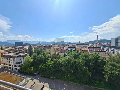 LICHTDURCHFLUTET ÜBER DEN DÄCHERN DER ALTSTADT