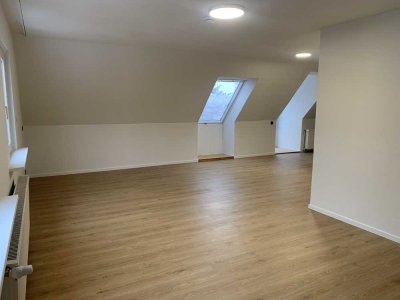 Frisch renovierte 3-Zimmer-Wohnung mit großem Sonnenbalkon & zusätzlichem Dachgeschoss