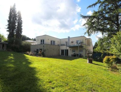 Attraktives, vermietetes Zweifamilienhaus mit Garagen, Carport und Garten in Aachen-Friesenrath!