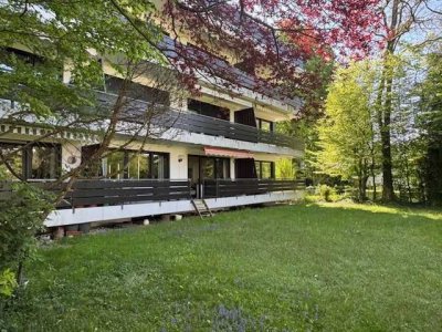 Charmante, großzügige Wohnung mit Balkon und herrlichem Blick ins Grüne. Kurzfristig verfügbar!