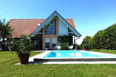 WILHERING: Perfekt aufgeteiltes Wohnhaus mit XL- Garage, Pool auf einem hervorragenden Grundstück mit ca. 1.069m²