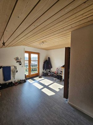 Attraktive und modernisierte 3,5-Raum-Dachgeschosswohnung mit geh. Innenausstattung mit EBK