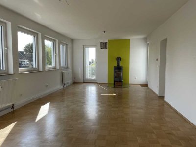 Helle 5-Zimmer (Nichtraucher-) Wohnung mit Kaminofen in Brauweiler