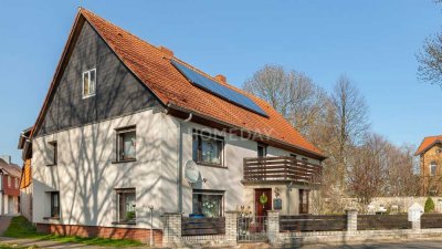 Zweifamilienhaus mit Terrasse und Südbalkon, Solarthermieanlage sowie Garage/ Werkstatt