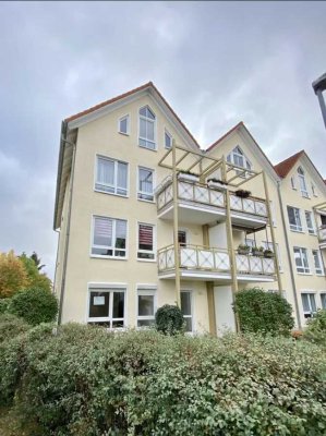Modernisierte Dachgeschosswohnung mit zwei Zimmern und EBK in Magdeburg
