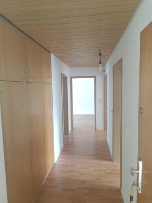 Sonnige, gepflegte 3-Zimmer-Hochparterre-Wohnung mit Balkon und EBK in Stuttgart