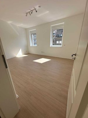 Erstbezug nach Sanierung und Einbauküche: Exklusive 3-Raum-Wohnung mit geh. Innenausstattung
