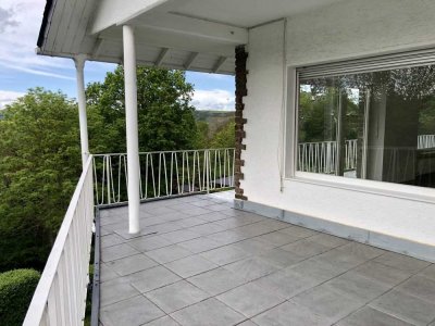 "inmitten schönster Natur" ... großer Balkon, Garage - traumhafter Blick!