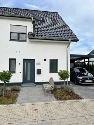 Doppelhaushälfte in Bielefeld-Theesen (Baujahr 2021) mit Einbauküche und Carport
