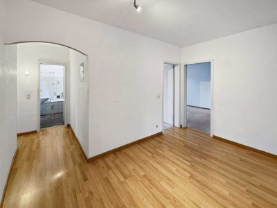 Großzügige 5-Zimmer-Wohnung mit Potenzial und Sanierungsoption in saniertem Mehrfamilienhaus